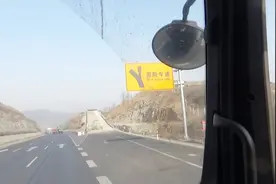 大货车下坡时刹车失灵该怎么办？看司机师傅咋说，说得对吗？视频封面