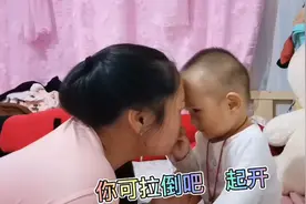 亲子互动之宝宝的脚丫臭晕了宝妈，宝宝咯咯直乐！快来围观吧！视频封面