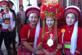 云南白族农村传统婚礼，新郎求婚，一对新人喂汤圆，新娘脸都红了