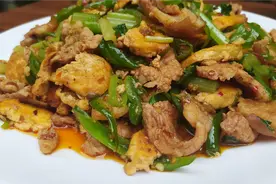 川渝民间特色菜：二面黄炒肉，看看农村大叔的做法对不？