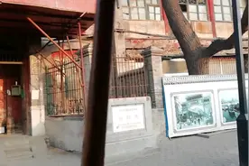 坐仿古黄包车游览北京什刹海附近的胡同和四合院体验老北京的文化