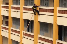 越南特种部队执行任务时是这样爬楼的，看这爬楼的动作好熟悉啊