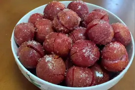李子太酸了 可以这样做 加上白糖 做糖腌李子 酸酸甜甜 太好吃视频封面