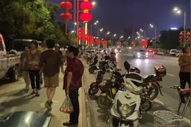 渭南滨河大道上的夜市摊位热闹非凡，瓜果蔬菜应有尽有还不快来看视频封面