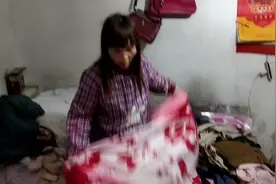 婆婆洗了一堆衣服，没干就收回来了，铺在炕上烘，聪明吧👍👍视频封面