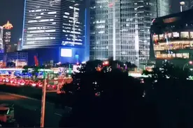 金锁玉关罗盘详解
金锁玉关罗盘在中心定方位的磁针外，共有8层图