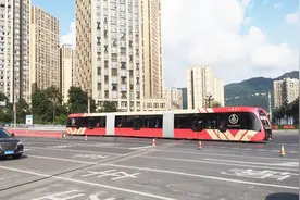 实拍宜宾智轨网上议论纷纷，先进还是更堵车麻烦？大家怎么看？视频封面