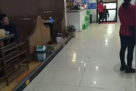 小四帮忙发传单，老板送杯子，自己吃三笼包子还非要喝一杯？