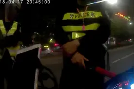 小伙骑春风150NK遇到交警查车，虽然证件齐全心里还是很紧张视频封面