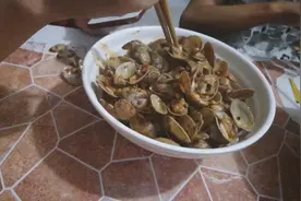 农民大哥教你怎样挑选无沙的花甲，炒出来家人吃的很开心视频封面