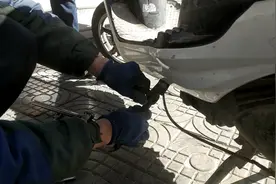 电动车侧支撑支不稳摔倒就会碰坏塑壳花钱多，一个小技巧解决问题