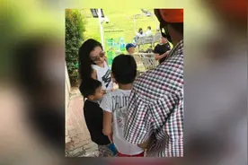 张柏芝带着两儿子游玩新加坡 Lucas又长高了  可以保护妈妈了视频封面