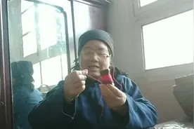 生动演忆过去农村婆婆的衣着打扮灵活展示当代农村老人时尚潮流。视频封面