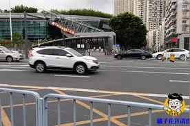 小伙实拍深圳地铁7号线上沙站视频封面