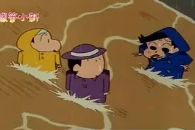 外面下大雨小朋友们还去抓蜗牛，好兴致啊视频封面