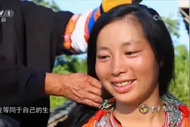 平塘县的苗族妇女重视头发，掉落的头发会编织成绳，继续盘在头上视频封面