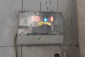 家里太阳能热水器水位显示异常，小伙网购配件自己换上完美解决。