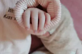 刚满月的宝宝指甲发紫，有同款宝宝吗