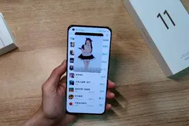 刚开箱的小米11，4分钟耗电4格？打开2K，边下软件边看视频体验！