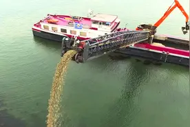 满满的一船沙子，运到岸边是如何卸下来的，看了这个视频全明白了视频封面