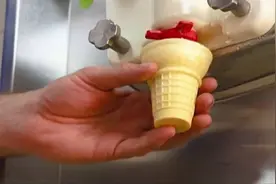 冰激凌雪糕桶是怎么做出来的？看看这个视频来了解一下