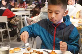 小学僧期末考试成绩出来了，爸爸是给我加鸡腿还是竹笋炒肉呢？视频封面