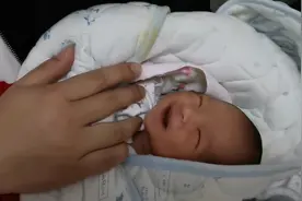 刚出生6天的宝宝就会笑了，奶爸随便一逗就笑，太萌了