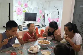 妹妹来姐姐家，姐姐花80多块钱给妹妹改善伙食，一家人吃嗨了视频封面