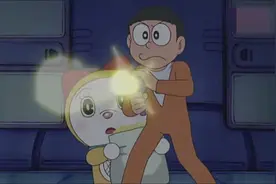 哆啦美被吸血鬼机器人包围，逼真的红眼睛临场好真实!视频封面