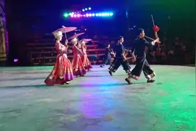 苗族服装展示，服装种类达四百多种！