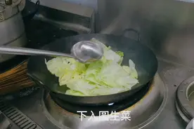 原来饭店的圆生菜是这样炒的，脆嫩爽口，搭配米饭能吃好几碗