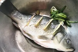 【出生第27天】金牌月嫂做“下奶汤”，媳妇喝了两碗后，立马见效视频封面