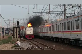 内燃火车都喷火冒烟了，拉着车厢前行视频封面