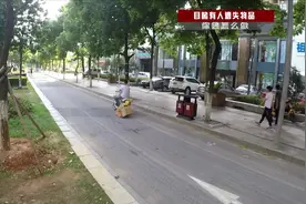 太感人！水果散落一地，帅气小伙捡橘子带动路人一起帮忙视频封面