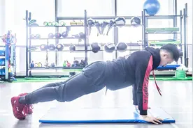 每天坚持做俯卧撑，能练出八块腹肌吗？来听健身教练怎么说