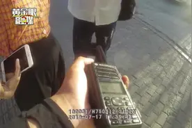 手机掉地上被车轧过    这起意外该谁买单？视频封面