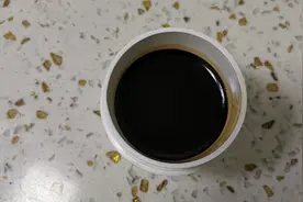家里的陈旧鸡蛋不要扔哦，做成蛋黄油专治烧烫伤，蚊虫叮咬。视频封面