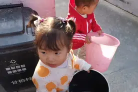 两个小不点，一人拿个垃圾桶倒垃圾，小宝宝都懂事啦！视频封面
