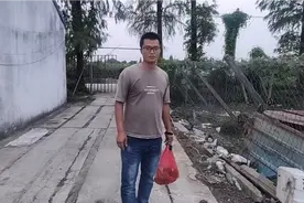 农村小伙卖二手电动车，一辆车5块电瓶，卖580元划算吗？视频封面