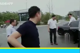 刘强东回老家拜访老师，当场为老同学孩子安排工作视频封面