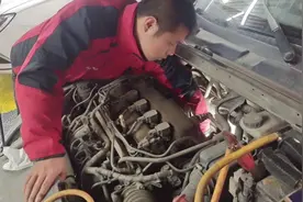 发动机故障灯全亮别慌，20年修车师教你几个步骤，实拍全部过程！视频封面