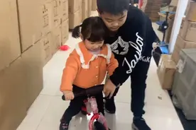 网上给闺女买的平衡车到了，看把她高兴的 很礼貌的说：谢谢妈妈视频封面