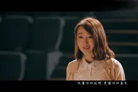 任家萱疗愈情歌《躲雨》MV，Selina温暖演绎陪你一起等天晴！视频封面
