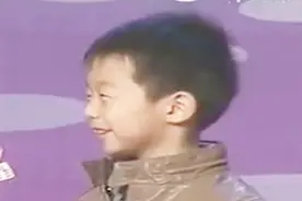 这两个小孩太搞笑，在一起说话特别逗，全场哈哈大笑