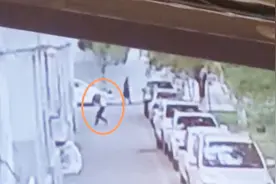 监拍：新疆伊宁2岁男童从5楼坠落 小伙伸手接住男童被当场砸晕视频封面