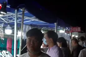 随性！杭州夜市惊现95后最懒摊主，这届摊主太有才了视频封面