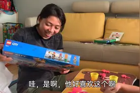 香港宝妈送印尼保姆儿子乐高，开心的连道谢，她自己也准备了惊喜视频封面