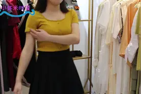 矮个子女生日常装，姜黄色上衣配黑色百褶裙，温柔又有女人味！视频封面