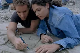 小伙太狡猾，竟借着给女孩子手把手教学的机会，偷偷摸女孩子的手视频封面