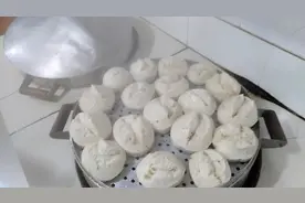 老陈带你看农村传统开花大馒头，是怎么蒸的，有老面酵味就是好吃